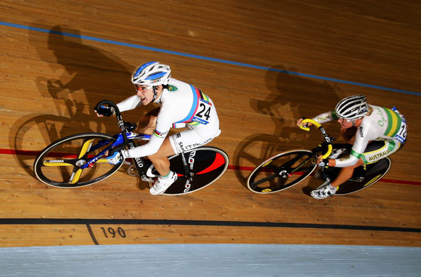 24sport: Winner Giorgia Bronzini leads out Belinda Goss in the Women's Points Race 