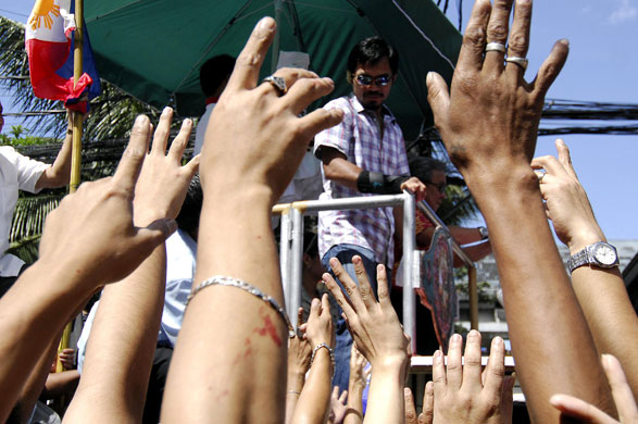 24sport: Fans of Manny Pacquiao wave to him  during a victory motorcade 