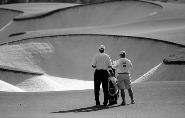 24sport: Ernie Els & his caddie Ricci Roberts survey the bunkers on the fifth hole 