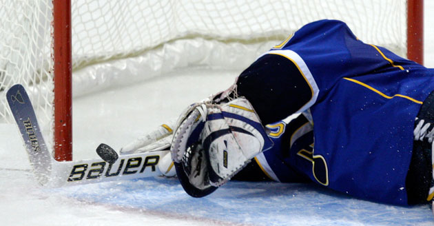 24sport: St. Louis Blues goalie Chris Mason dives down to make a save 