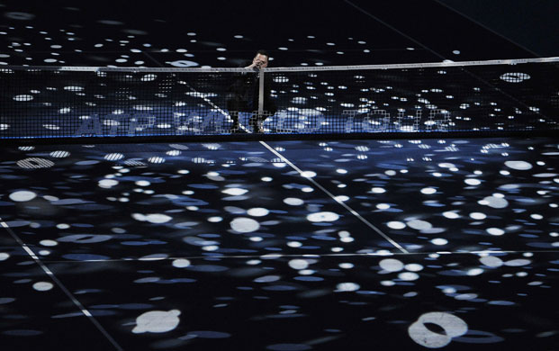 ATP World Tennis Finals: The umpire checks the height of the net before Andy Murray's match