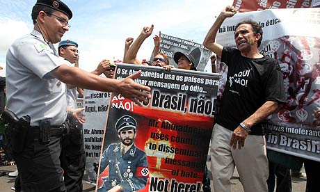 A crowd protests against the visit of Mahmoud Ahmadinejad in Brasilia