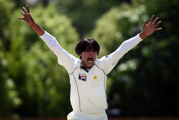 24 hours in sport: Mohammad Aamer of Pakistan appeals for an lbw 