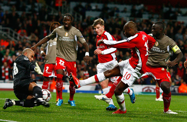 British Teams 2: William Gallas' shot is save by Sinan Bolat