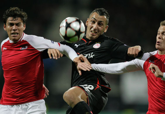 foreign teams: Kostas Mitroglou is blocked by Niklas Moisander and Hector Moreno