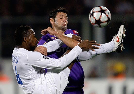 foreign teams: Fiorentina's Gobbi and Olympique Lyon's Govou fight for the ball 