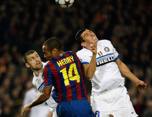 foreign teams: Barcelona's Henry heads the ball between Inter Milan's Lucio and Samuel 