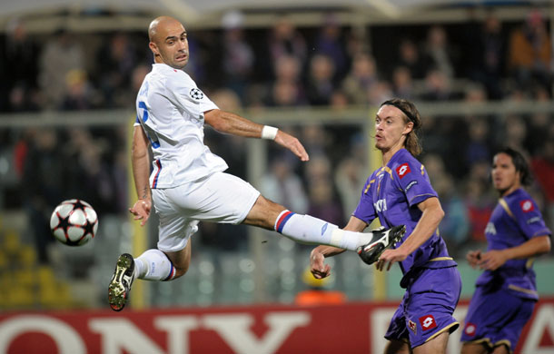 foreign teams: Lyon Cris misses the ball as Fiorentina's Dario Dainelli looks on