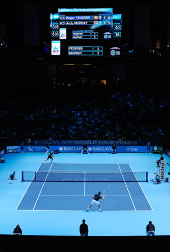 murray v federer: A capacity crowd of 17,500 watch Federer and Murray