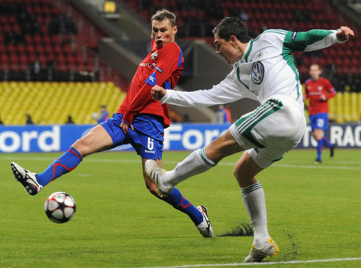 Wed champs 2: Marcel Schafer of Wolfsburg and CSKA's Aleksei Berezutski