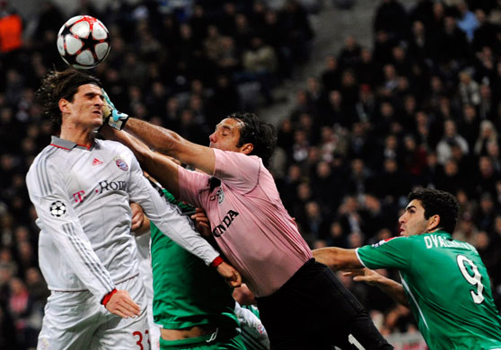 Wed champs 2: Bayern Munich's Mario Gomez and Maccabi Haifa's Nir Davidovitch