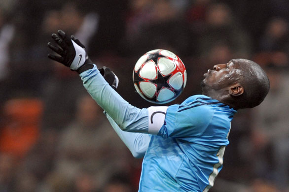 Wed champs 2: Mamadou Niang controls the ball on his chest