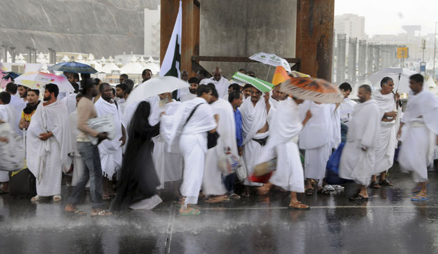 Mecca Hajj: Pilgrims attending the hajj shelter from heavy rains in Mecca, Saudi Arabia