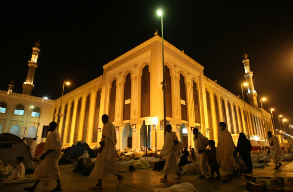 Mecca Hajj: Muslim pilgrims gather to sleep near Namira mosque at Mount Arafat