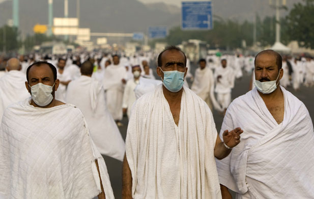 Mecca Hajj: Muslim pilgrims wearing protective masks walk towards Mount Mercy