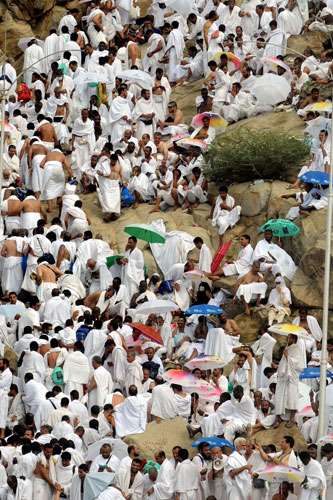 Mecca Hajj: Muslim pilgrims gather on the Mountain of Mercy at Arafat