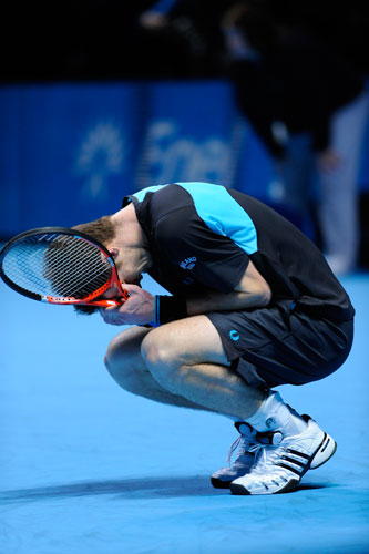 Andy Murray Day 5: Andy Murray sinks to his knees after winning on matchpoint