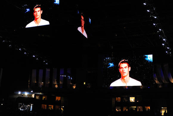 Andy Murray Day 5: Murray's face appears on all the big screens at the O2