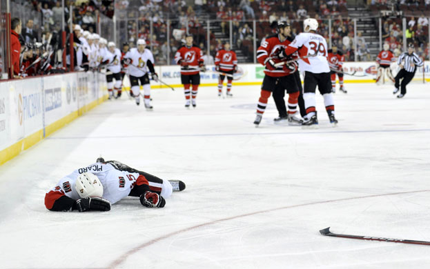 24sport: Ottawa Senators Picard lies on the ice