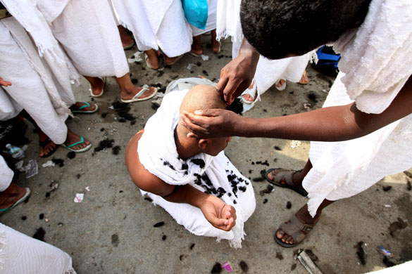 27 November 2009: Mina, Saudi Arabia: A Muslim pilgrim has his head shaved