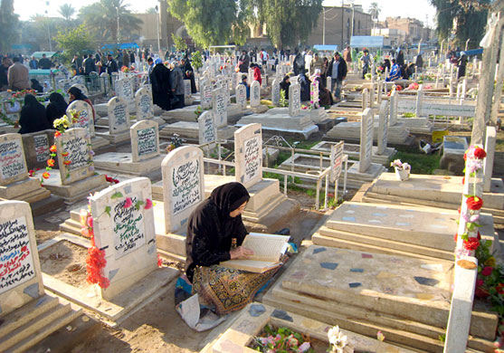 Eid al-Adha: Iraqis pray at the grave side of relatives in Baghdad