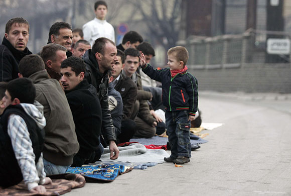 Eid al-Adha: Kosovar Muslims pray in the streets