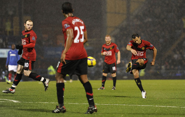 Pompey v United: Giggs scores United's fourth