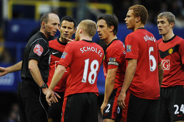 United-players-complain-a-010.jpg