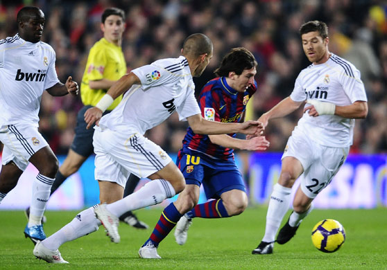 Barcelona v Real Madrid: Lionel Messi, Xabi Alonso