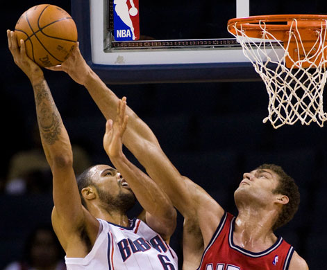 24sport: Charlotte Bobcats' Chandler has his shot blocked by New Jersey Nets' Lopez