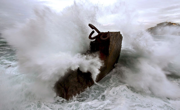 24 hours: Huge Waves In San Sebastian