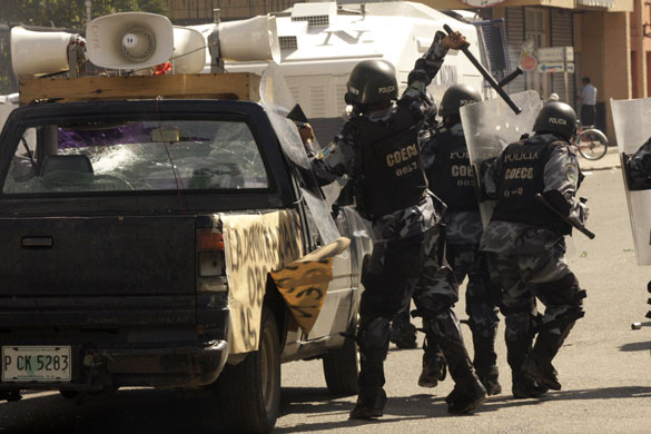 Honduras elections: Riot police attack protesters during Honduras elections