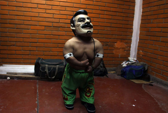 30 November 2009: La Paz, Bolivia: A wrestler wearing a mask depicting Manfred Reyes