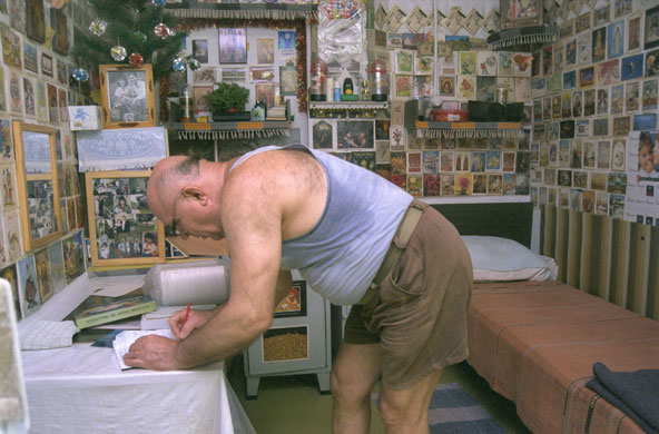 Demjanjuk trial: John Demjanjuk stands in his cell at Israels Ayalon Prison June 24, 1993