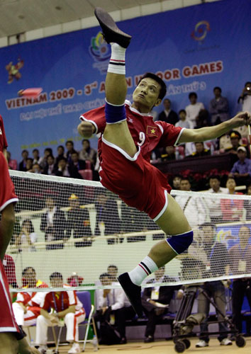 24sport: Nguyen Tuyet Cuong returns a shot in the Shuttlecock Men's Team Final