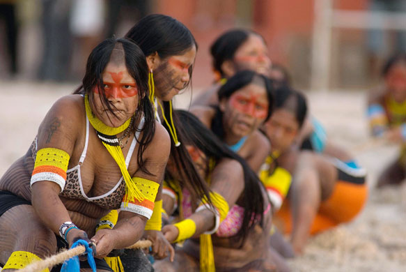 24sport: Members of Brazil's Kaiapo nation compete in a tug of war 