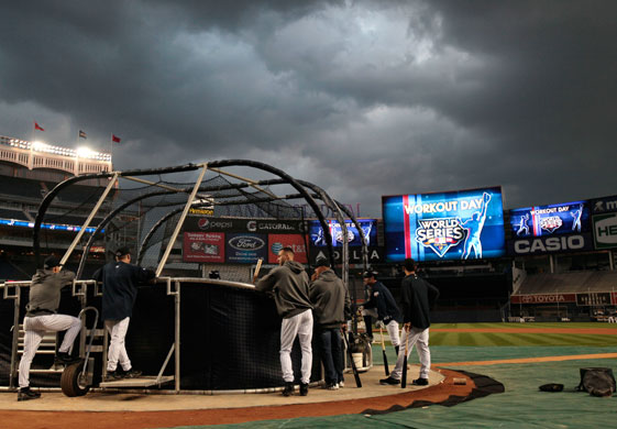 24sport: New York Yankees players get in some batting practice 