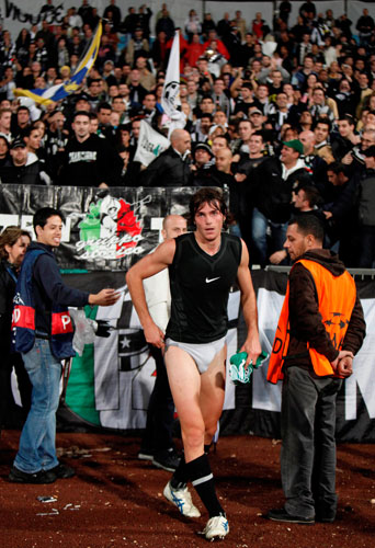 24sport: Paolo De Ceglie walks away after giving his shirt and shorts to Juve fans