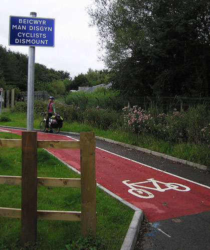 Worst Cycle Lane: Beicwyr Man Disgyn / Cyclists Dismount