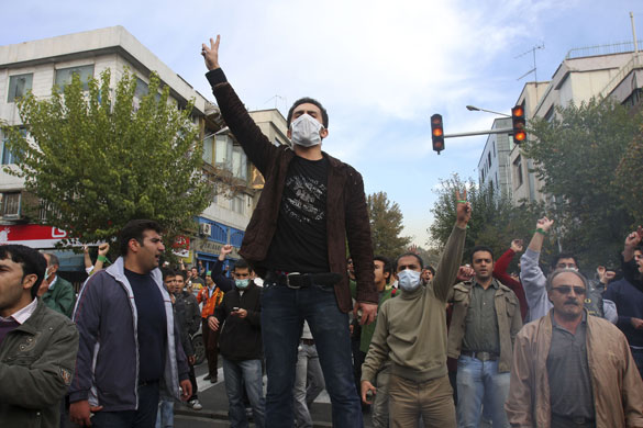 Iran protests: Anti-government protesters on the sidelines of state-sanctioned rallies