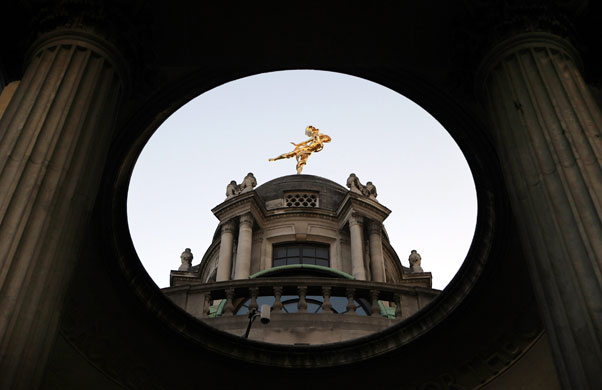 Week in Business: A gold statue is on the roof of the Bank of England