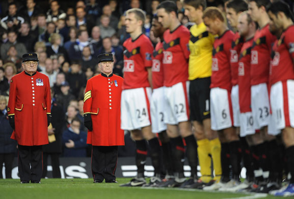 Chelsea v Man Utd: Chelsea pensioners and United players observe a minutes silence