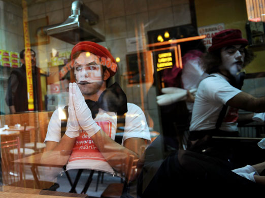 24 hours in pictures:  World AIDS Day in Istanbul