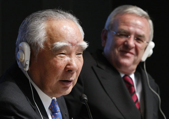 Week in Business: Martin Winterkorn, right  Osamu Suzuki attend their joint news conference