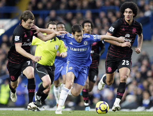 Sat round up: Chelsea's Joe Cole leads the ball between two Everton defenders 