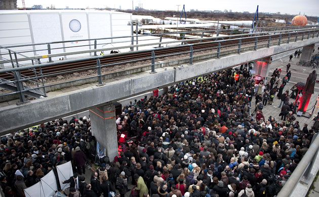 Copenhagen Diary: COP15 : Newly arrived delegates and journalists wait to get accreditations