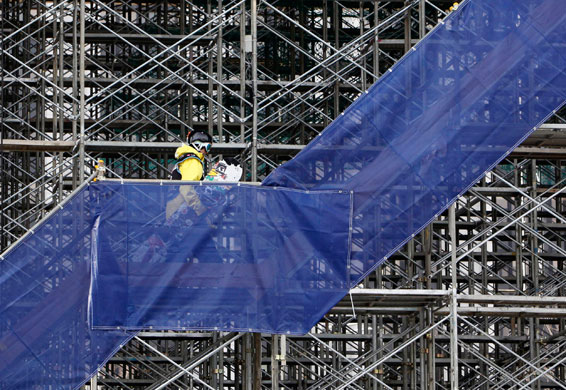 24sport: A snowboarder walks up a temporary staircase