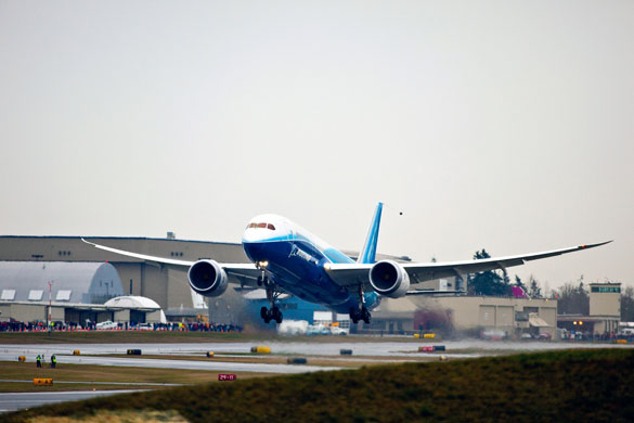 Dreamliner 787: The new Boeing 787 Dreamliner takes its first flight 