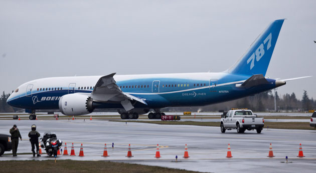 Dreamliner 787: A Boeing 787 Dreamliner jet taxis down the runway before its first flight 