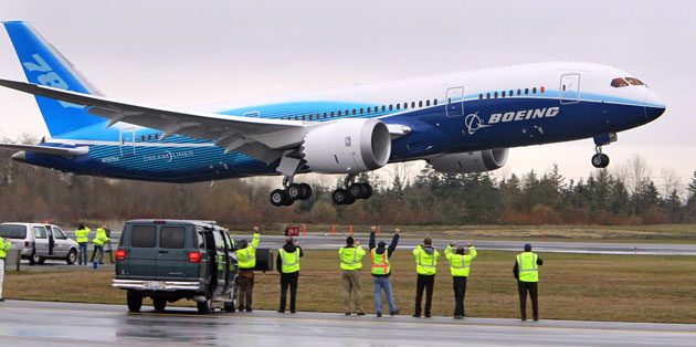 Dreamliner 787: Boeing employees cheer as a 787 Dreamliner takes off